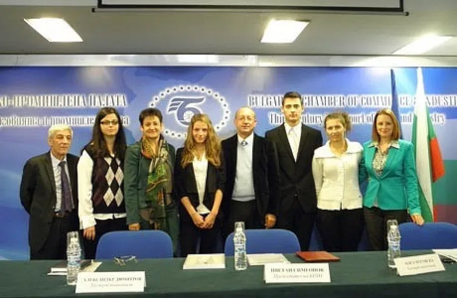 Бизнесът чисти дълговете си