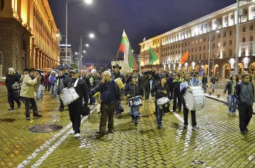 Призиви за оставка на правителството се чуват пред НС