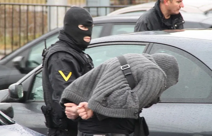 Живи факли заради арестант с рак