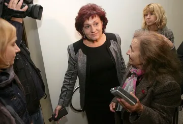 Дама пое "Антимафия"