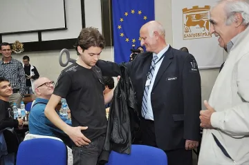 Миризливи чорапи взривиха шаха