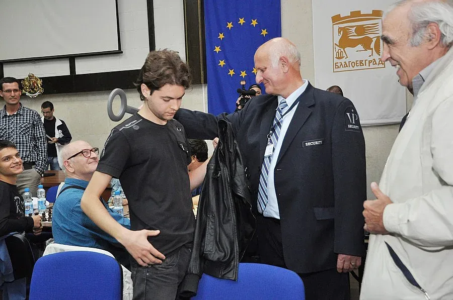 Миризливи чорапи взривиха шаха