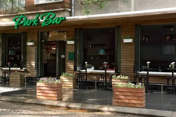 Ретро бар привлича с блюда и карикатури