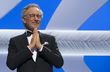 Стивън Спилбърг отличен с престижен медал от Харвард