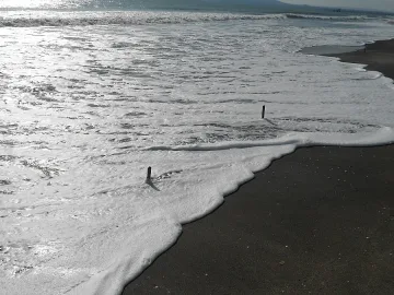 Вълни отнесоха част от плажа на Бургас
