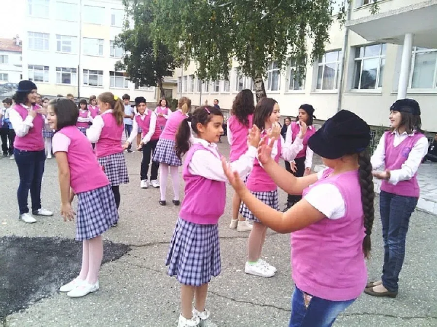 70 ученици научиха чужди танци в Разлог