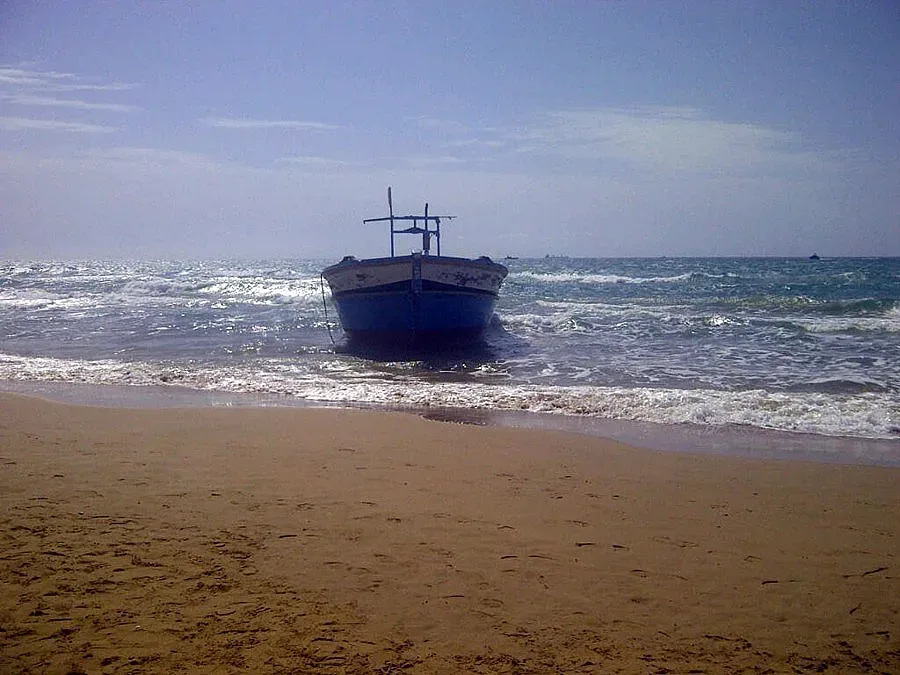 Десетки бежанци се удавиха край Италия