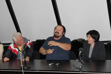 Калуди Калудов пя Македонско девойче на брифинг