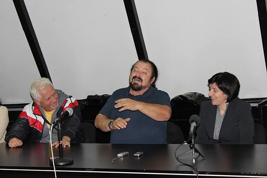 Калуди Калудов пя Македонско девойче на брифинг