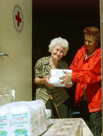 Червеният кръст раздава храни от понеделник