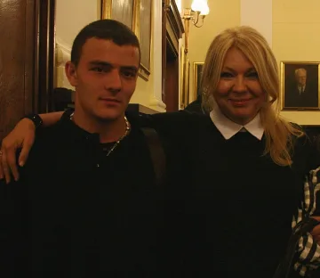 Звезди от Народния представят учен