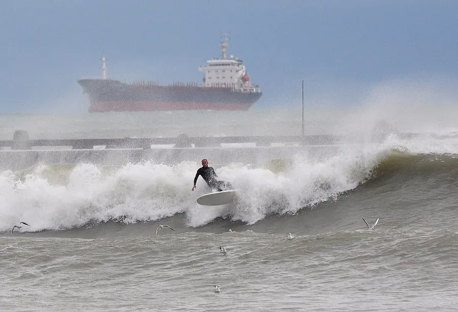 Вълните "изядоха" плажа на Златните