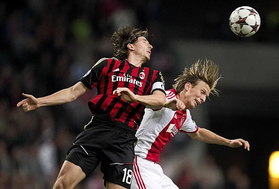 Смешна дузпа, изрева "Аякс"