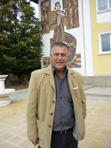 Наше село кандидатства в Гинес с галерия на открито