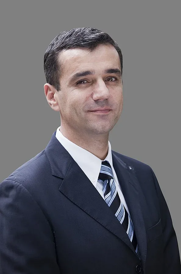 Илиян Михов застава начело на INSEAD