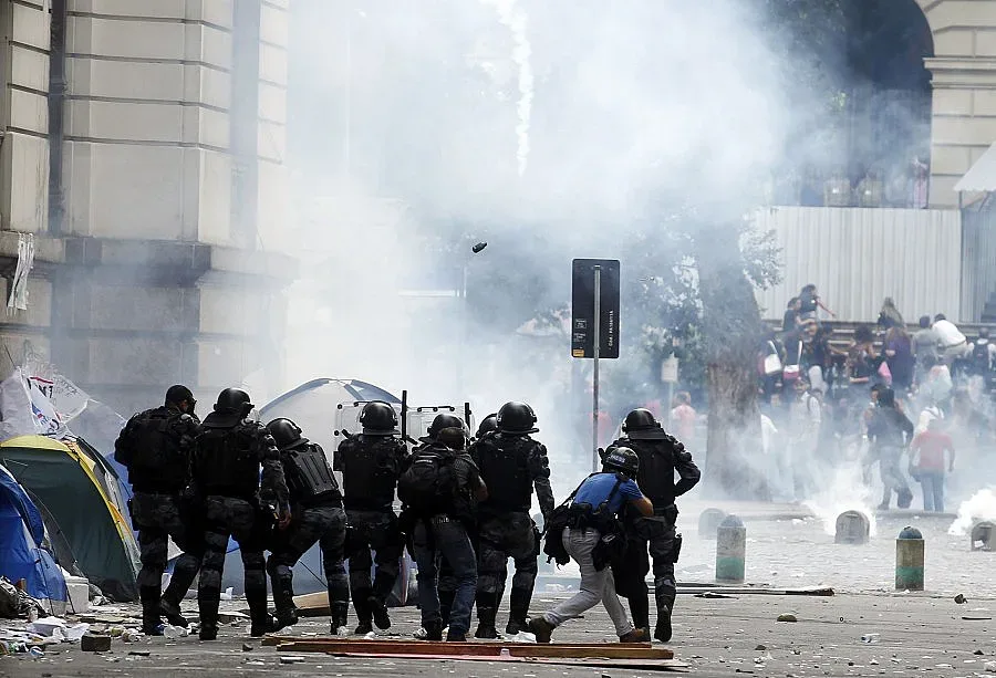 Полицията разгони стачкуващи учители в Рио с газ и гранати