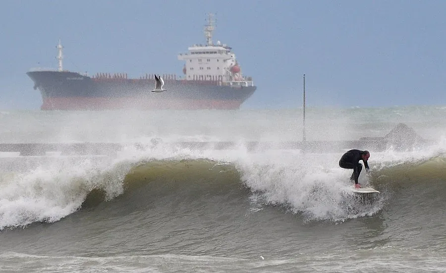 Прокуратурата търси кой замърсява морето