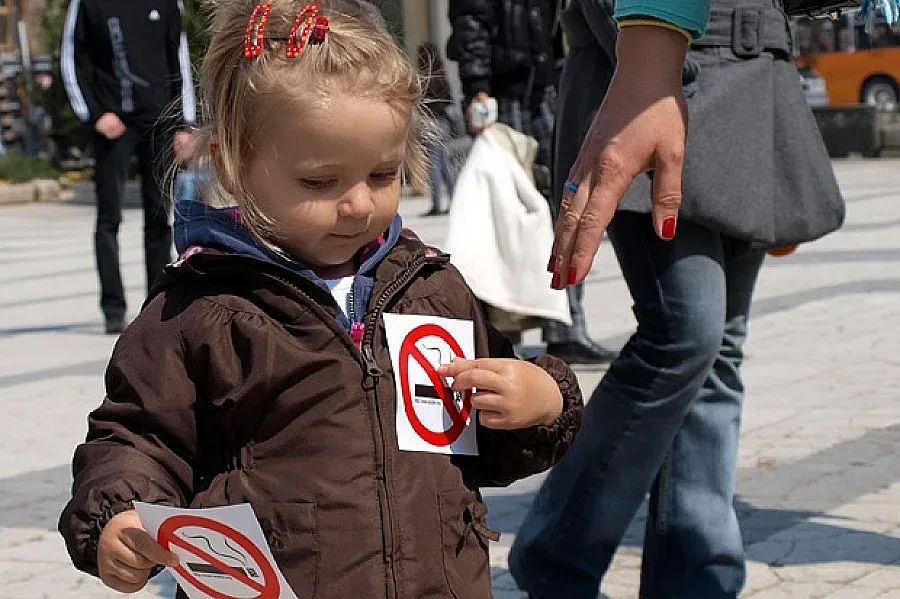 СДВР намери майката, учила детето си да пуши