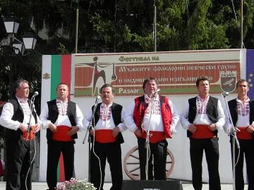 Мъже се надпяват в Разлог