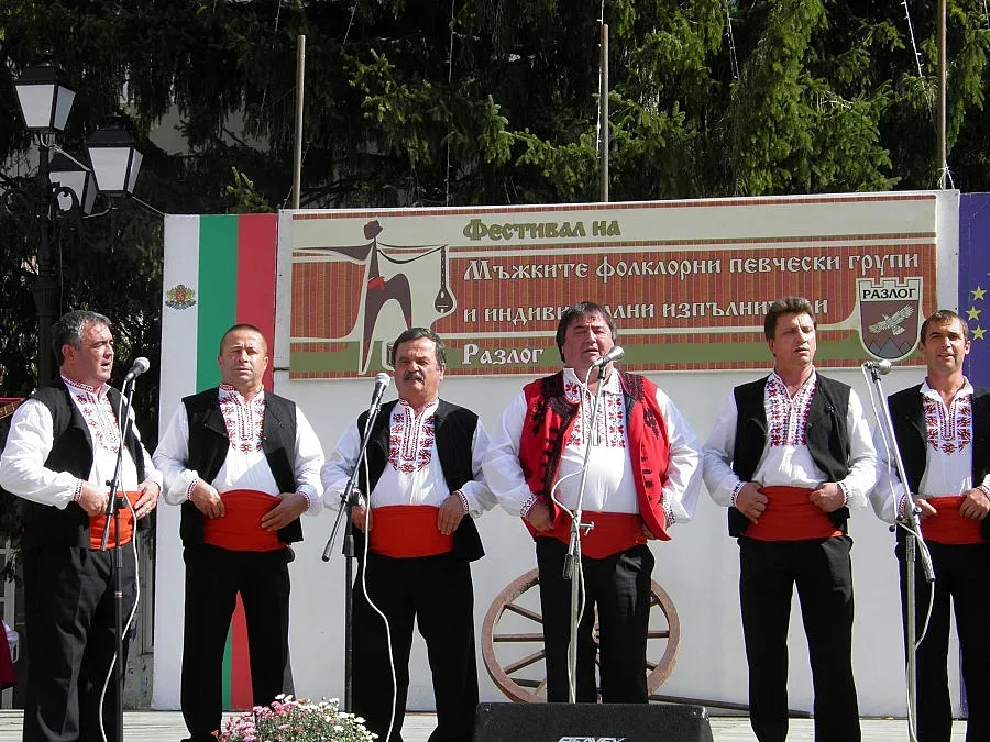 Мъже се надпяват в Разлог