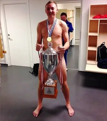 Еврошампион позира само по купа и медал