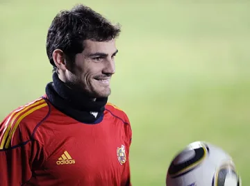 Милан преговаря с Икер Касияс