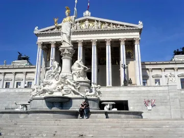 На изборите в Австрия побеждава управляващата коалиция