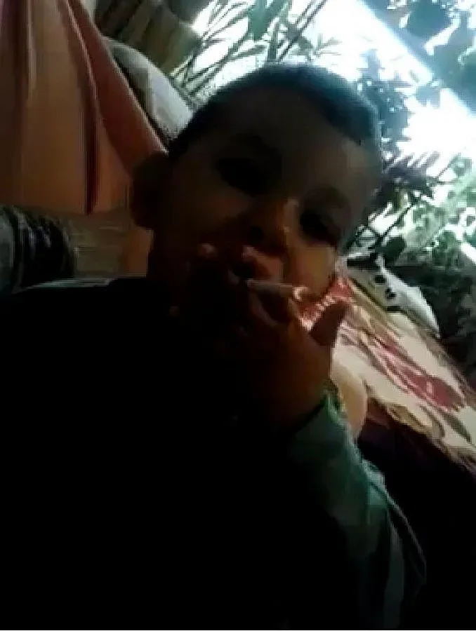 Майка кара децата си да пушат