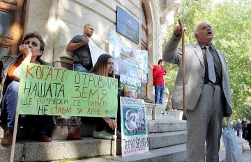 Улицата не дава ниви на чужденци