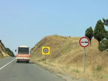 Автобус влезе в канавка, един е пострадал