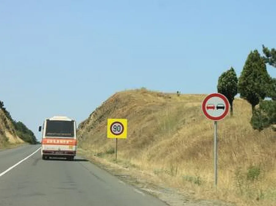 Автобус влезе в канавка, един е пострадал