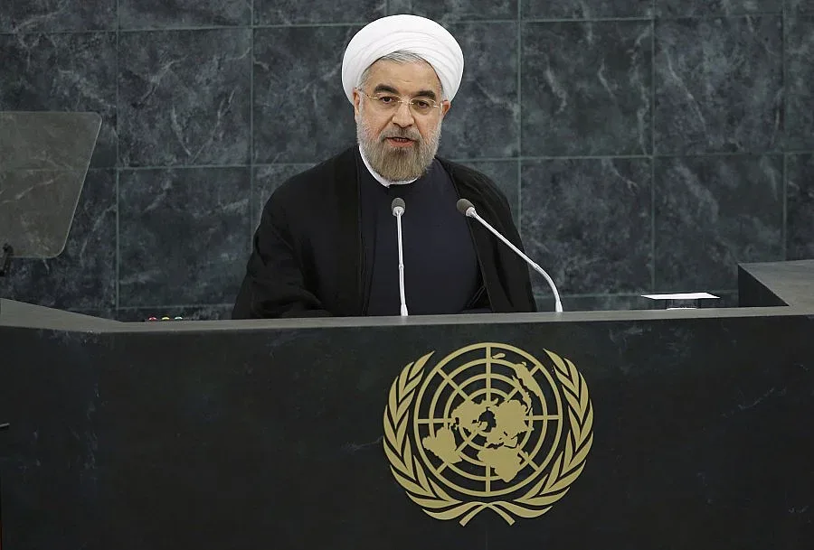 Роухани бе посрещнат с дъжд от яйца в Иран