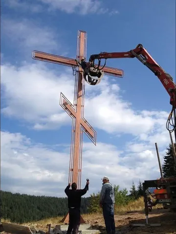 Солища вдигна 10-метров кръст