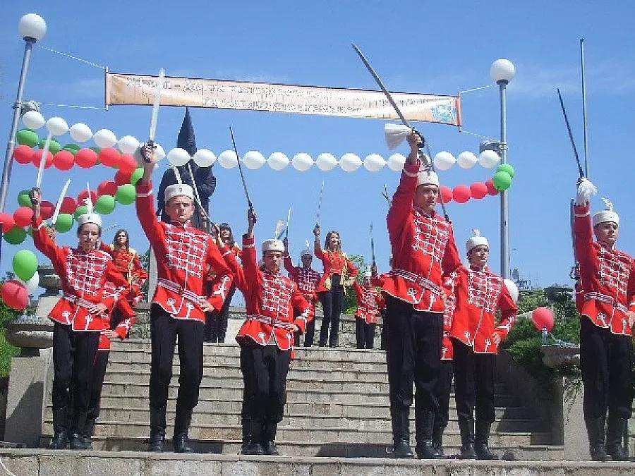 200 ученици тръгнаха по стъпките на Българската армия