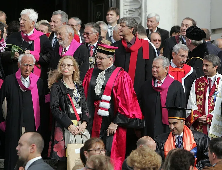 Алма матер с школо и забавачка