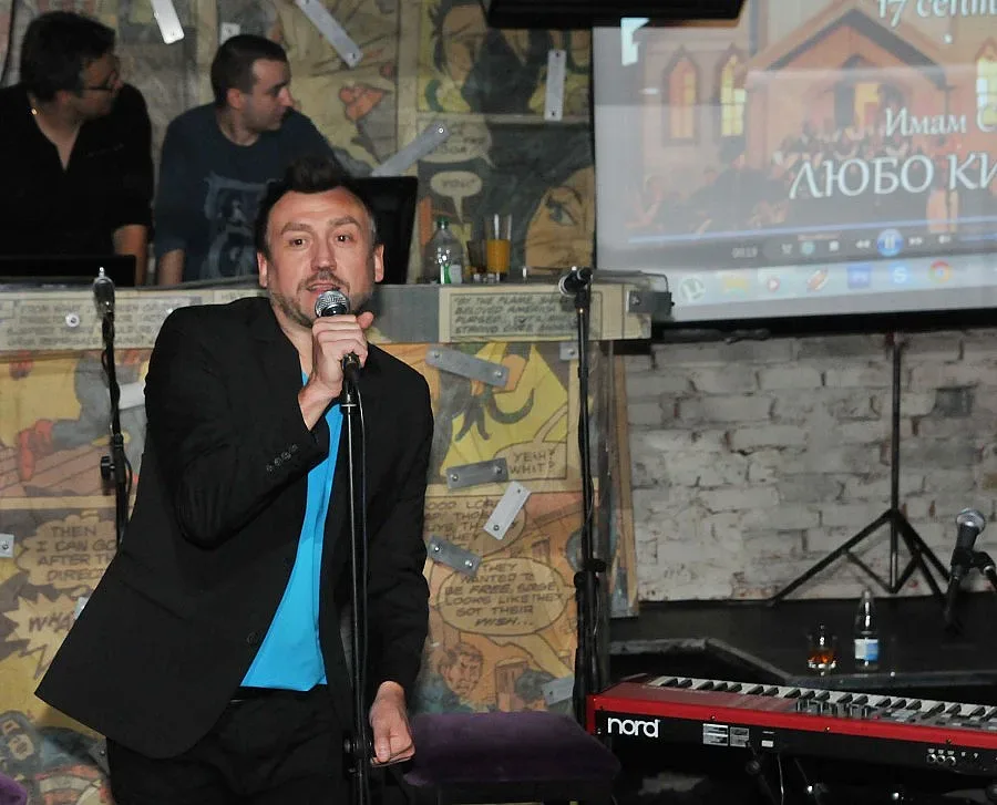 Екшън с Любо в пиано бар