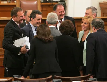 Парламентът зацикли