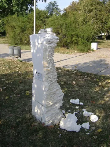 Потрошиха скулптура в Разград