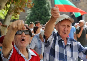 Контрапротест с народна музика пак пред президентството