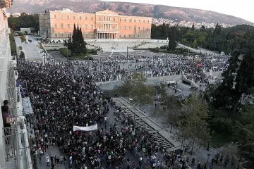 Десницата в Гърция заплаши с изтегляне на депутатите си