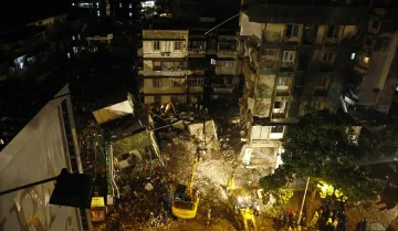 Рухна пететажна сграда в Индия