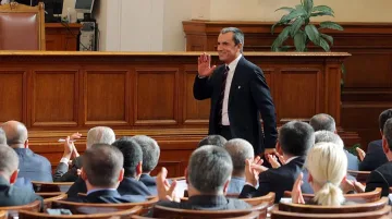 Циркът в парламента бави четири закона