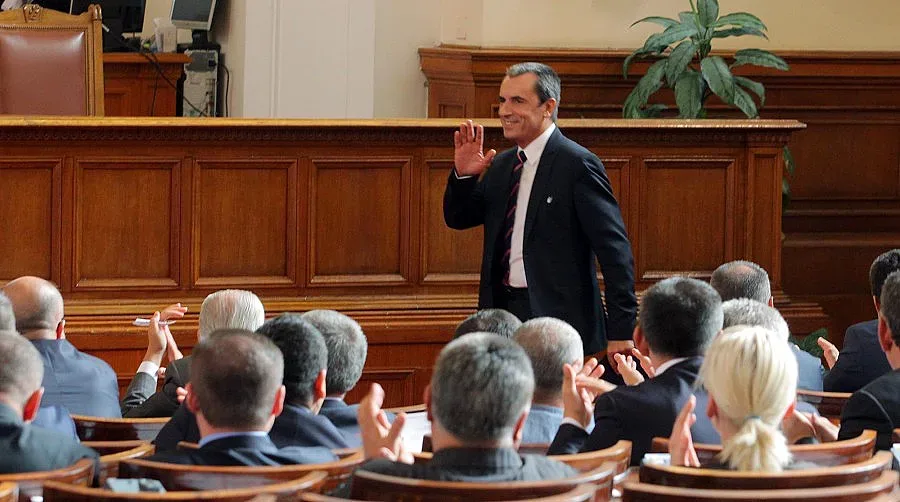 Циркът в парламента бави четири закона