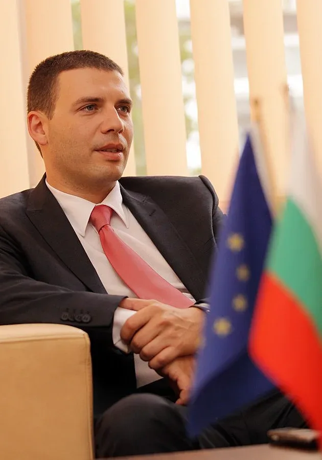 Шефът на инвестициите трупал опит в 90 страни