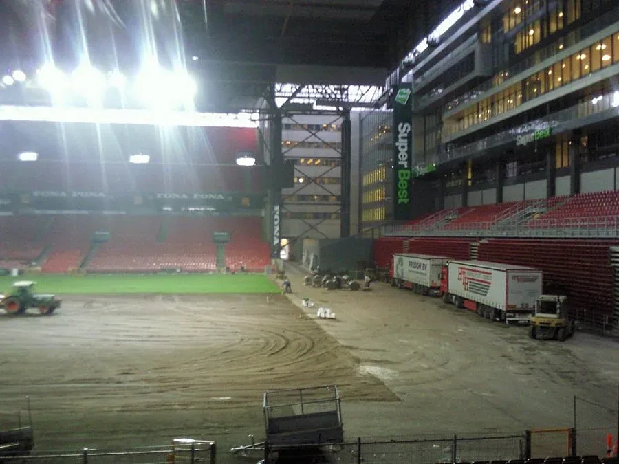 Фенове от 30 страни се стичат на "Паркен"