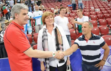 Министър Георгиева пътува за волейболния финал