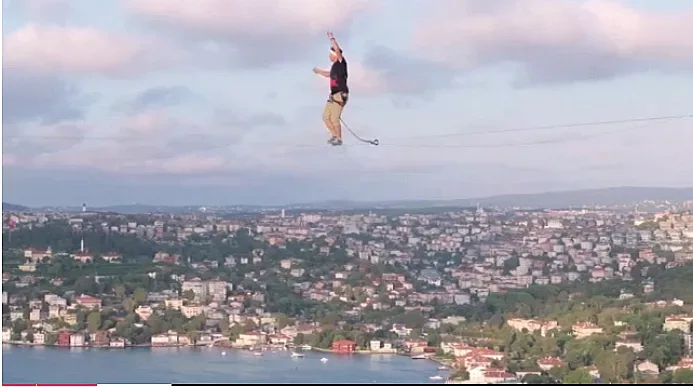 Би всички рекорди! Мъж прекрачи Босфора по въже