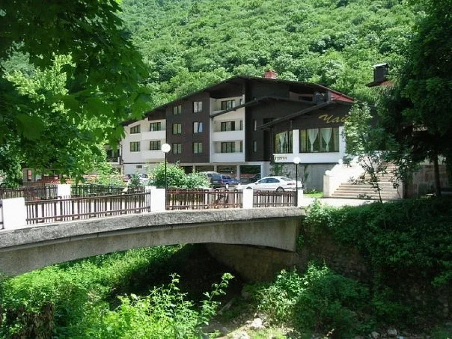 Метат паяжини по хотели за посещението на властта