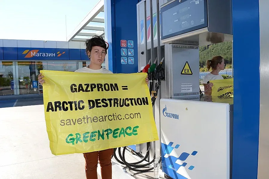 Активисти на Грийнпийс се вързаха с вериги за бензиноколонки