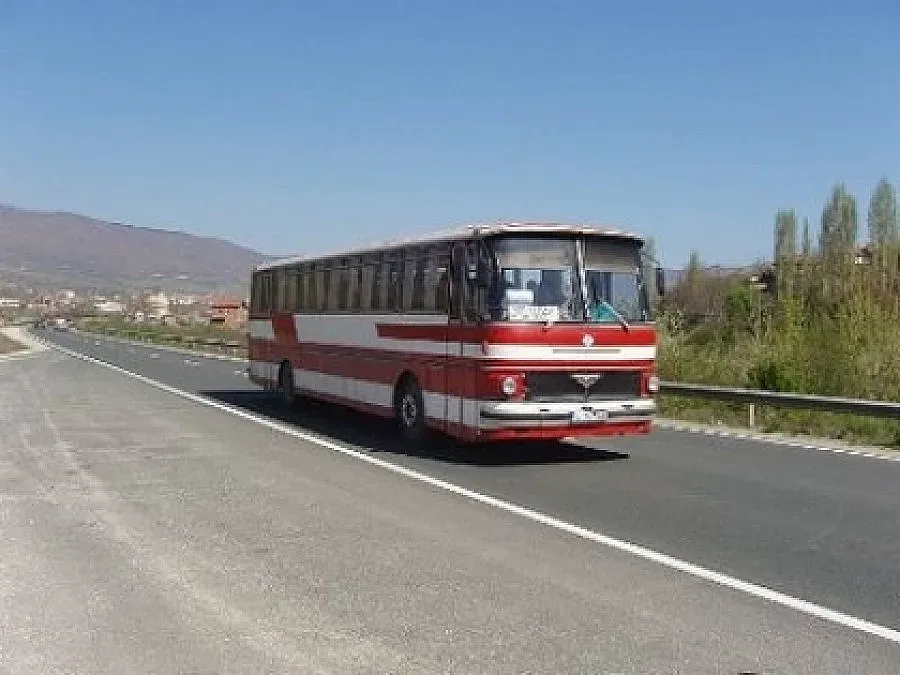 Автобус със спукана гума се движи до Велинград